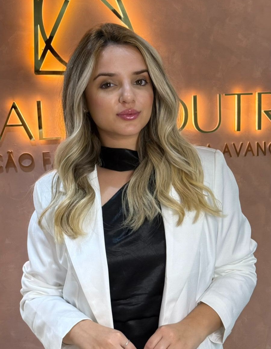 Dra. Alicy Dutra usando blazer branco na clínica